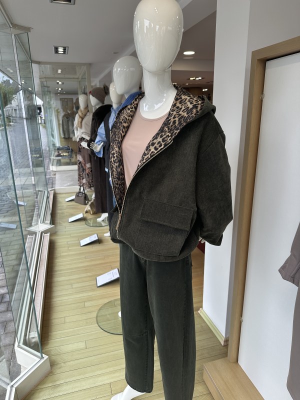 Damenmode Schaufensterdeko Vorschau 1